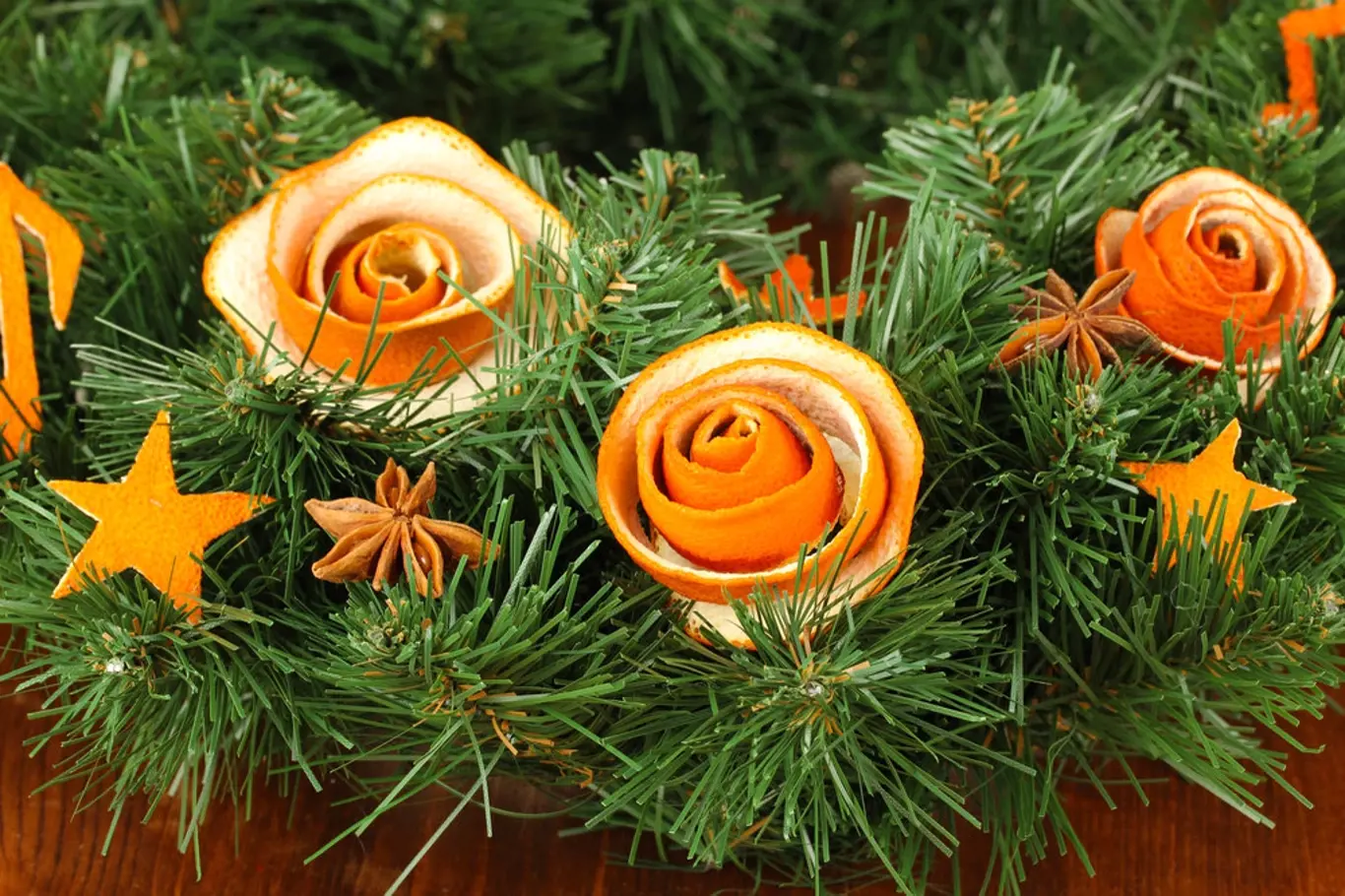 Růžičky zhotovené z pomerančové kůry.