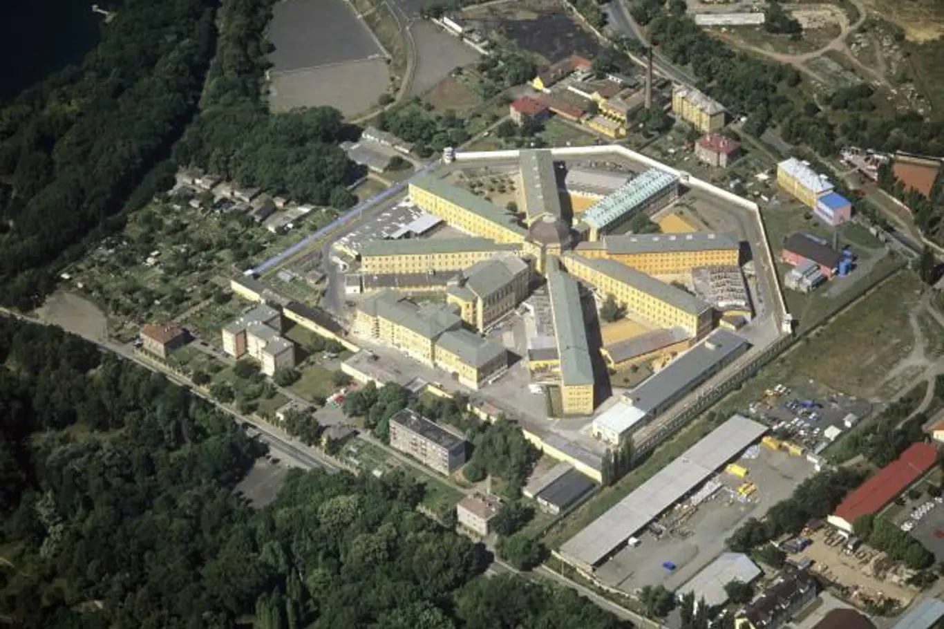 <p>Letecký snímek věznice Plzeň - Bory</p>
