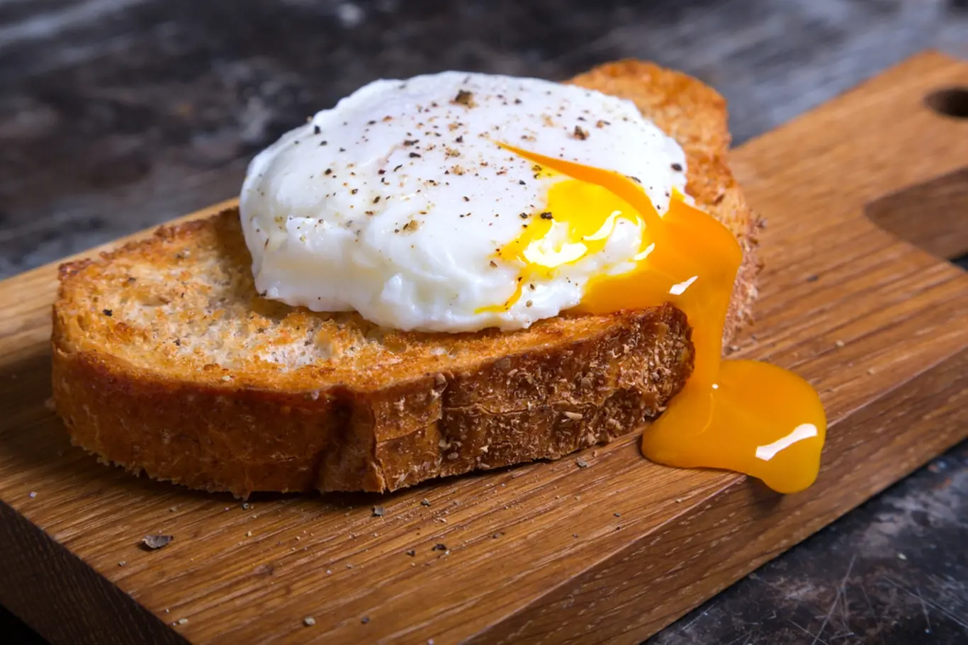 Pošírované vajíčko se vám bude hodit i jen tak na chleba.