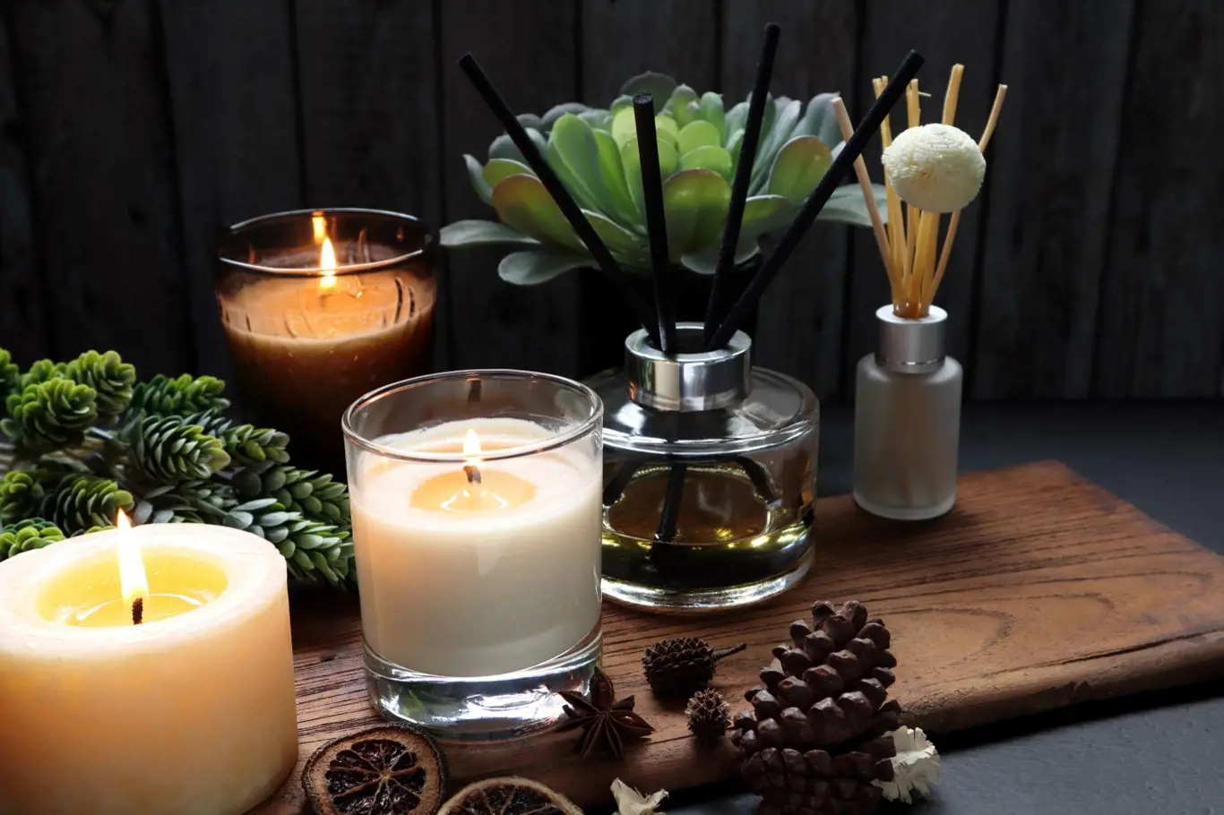 Vonné svíčky a tyčinky patří mezi symboly pohodového života