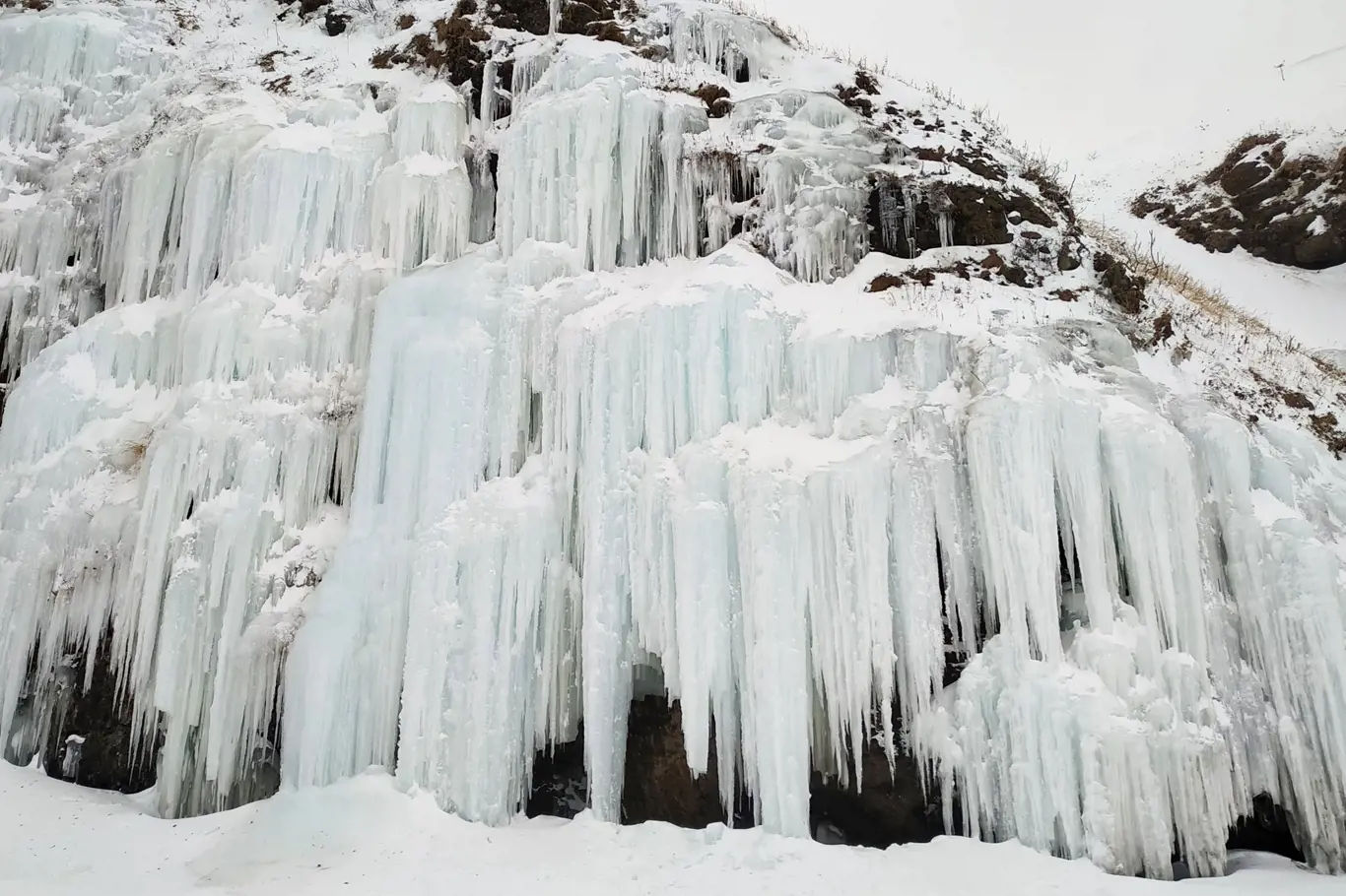 Ledopády vznikají mrznutím tajícího sněhu a vyrůstají především na pískovcových převisech, stěnách a ze stropů jeskyní