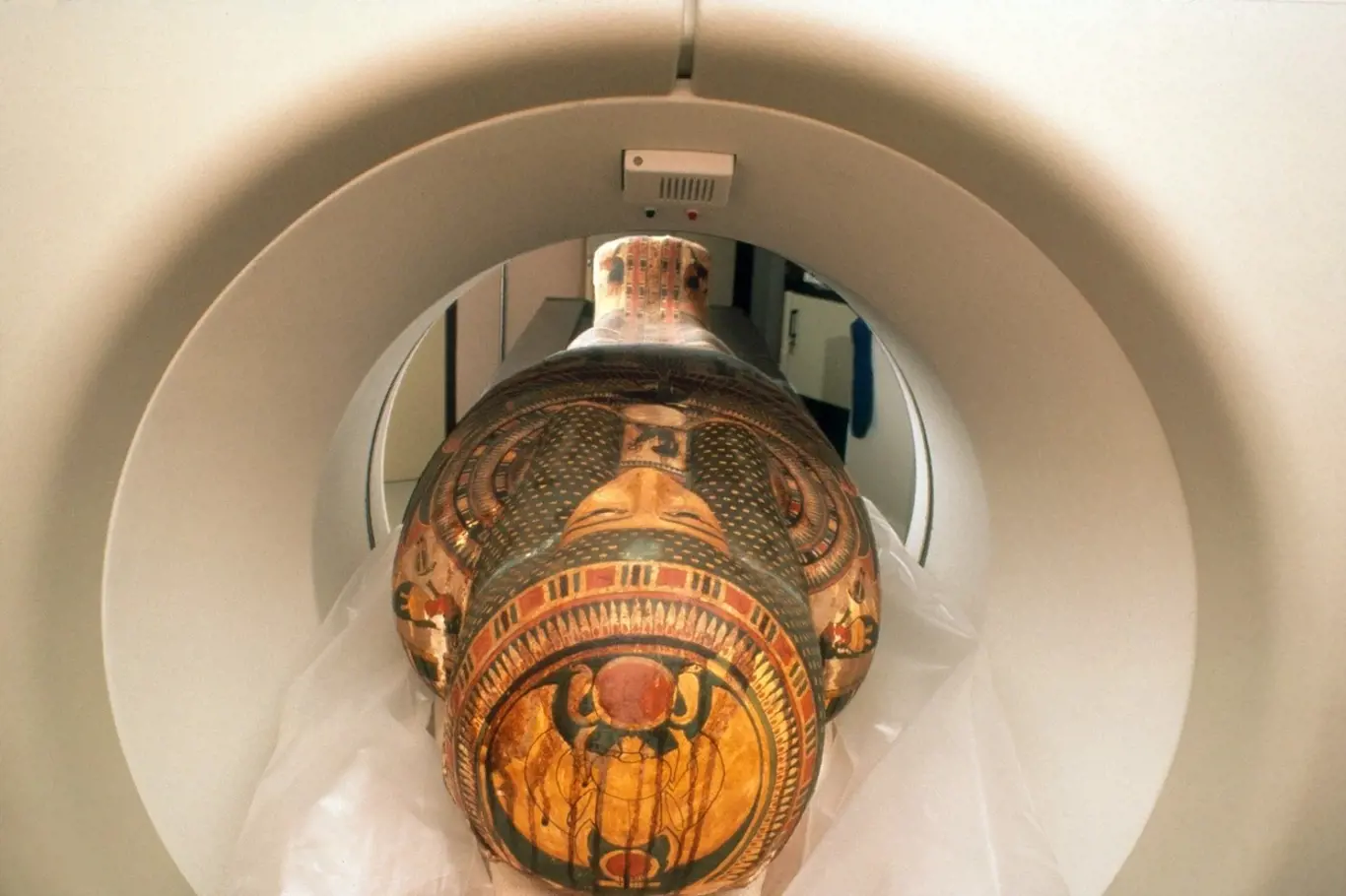Sarkofág s mumií zkoumaný pomocí počítačové tomografie.