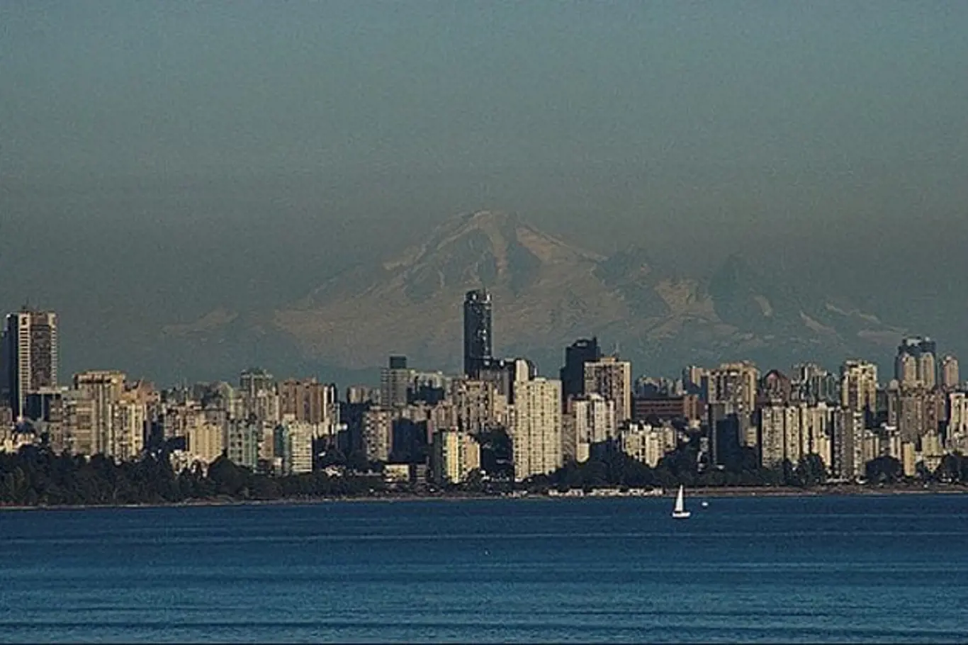 Vancouver a smog. Snímek je z roku 2006.