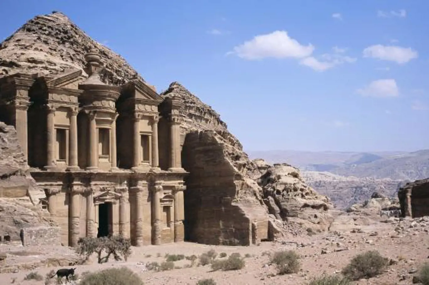 <p>Do pískovce vytesaná Pokladnice při vstupu do Petry je nejfotografovanější místo v Jordánsku, ale