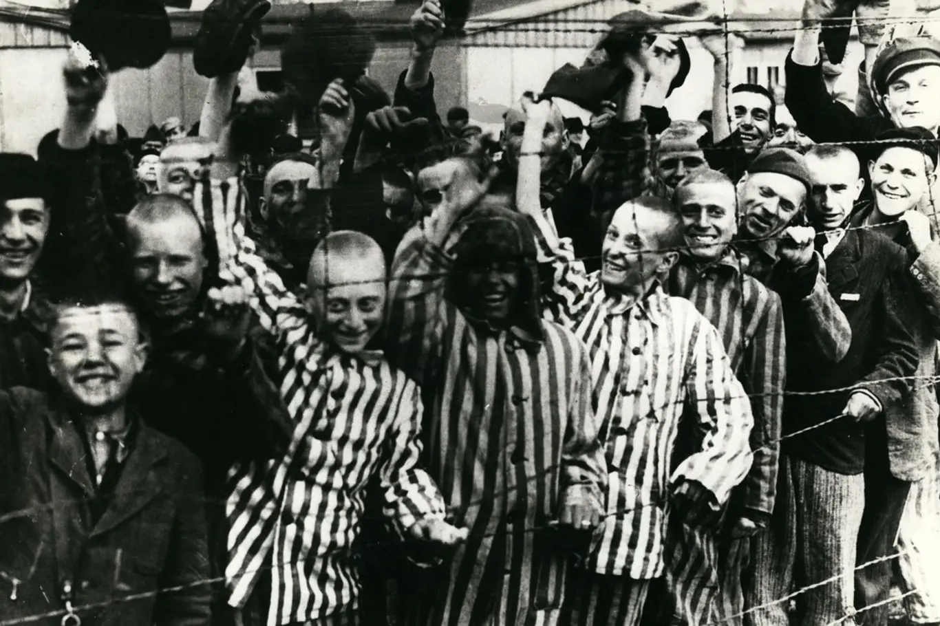 Osvobození vězni vítají Rudou armádu