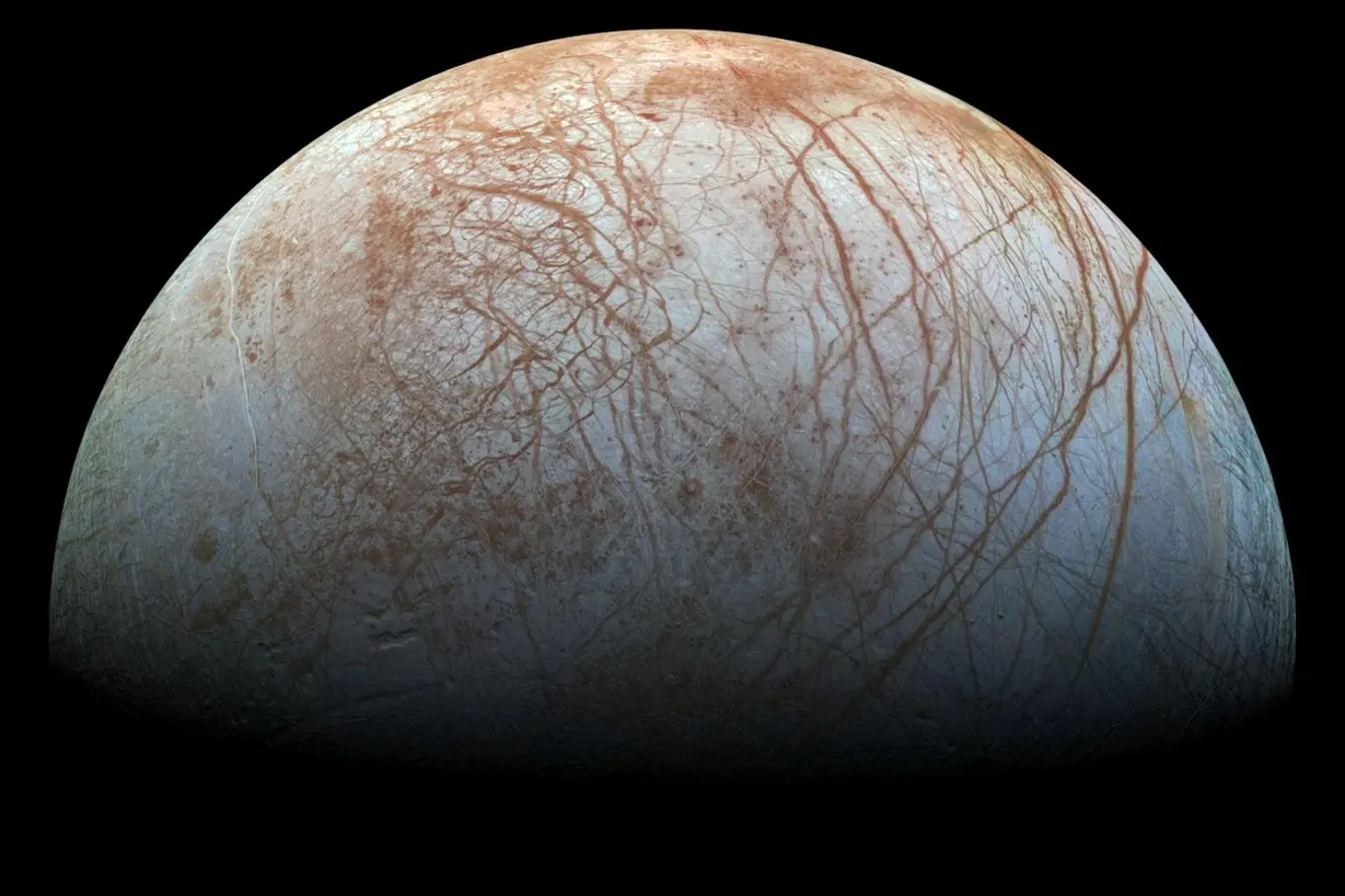 Povrch měsíce Europa je protkaný četnými krátery.