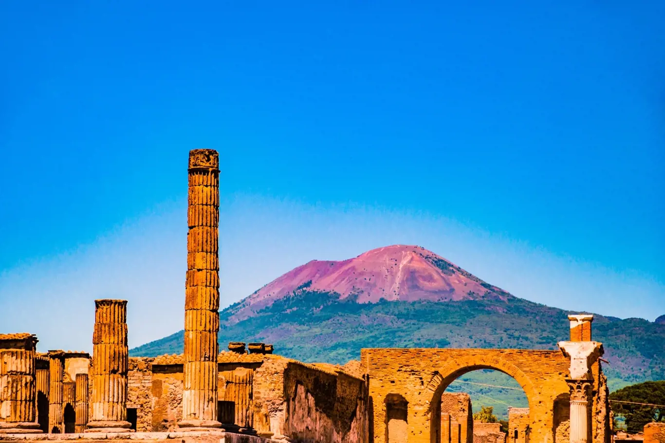 Slavné město Pompeje nedaleko Neapole bylo zcela zničeno erupcí sopky Vesuv. Jedna z hlavních turistických atrakcí v Itálii.