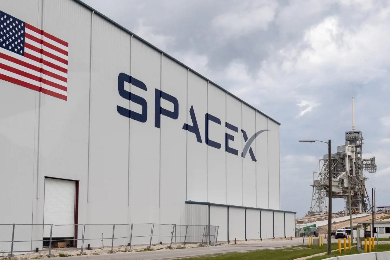 Firma SpaceX Elona Muska chce už příští rok dopravit na Měsíc vesmírné turisty.