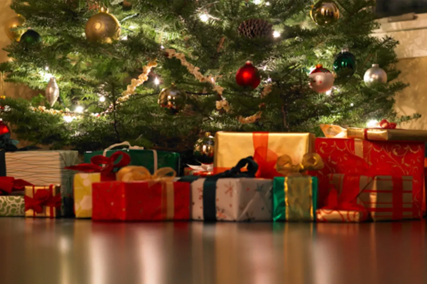 Svátky klidu a míru. Kolik Vánoce stojí a jaké dárky pod stromečkem nacházíme nejčastěji?