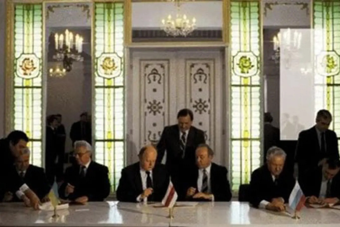 Viskuli, 8. prosince 1991: Boris Jelcin (sedí druhý zprava), Stanislav Šuškevič (třetí zleva) a Leonid Kravčuk (druhý zleva) podepisují za Rusko, Bělorusko a Ukrajinu Bělověžskou dohodu o zániku Sovětského svazu.