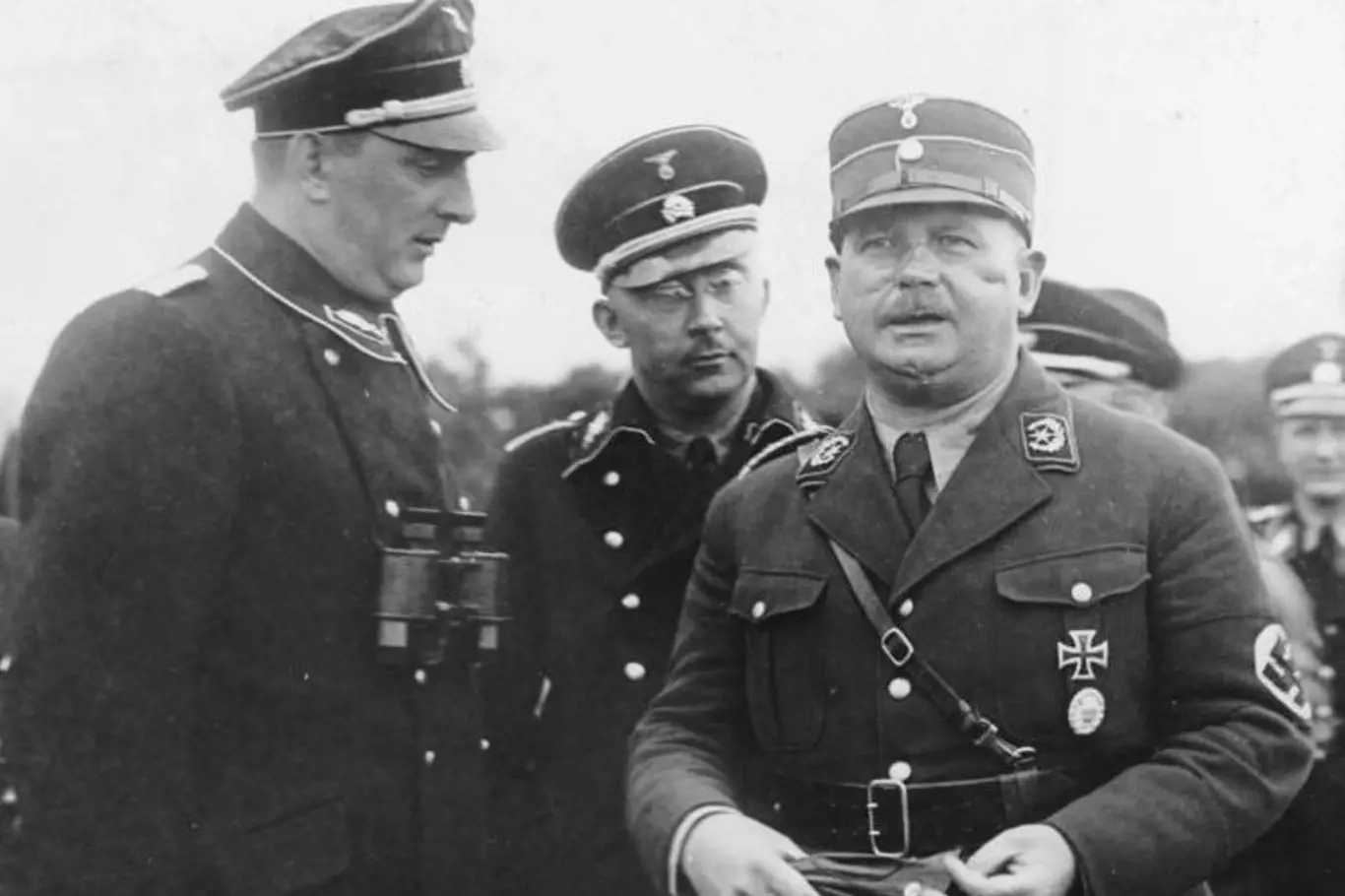Tehdy si ještě rozuměli - SS-Oberstgruppenführer Kurt Daluege, říšský vůdce SS Heinrich Himmler a náčelník štábu SA Ernst Röhm. Později se SS a SA obrátí proti sobě