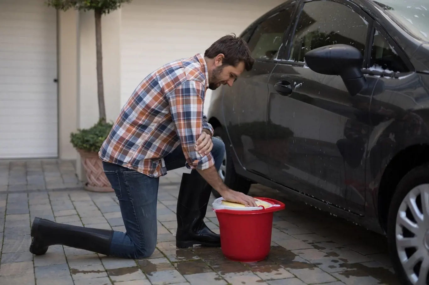Umýt auto doma netradičními prostředky bez chemie není žádný problém.