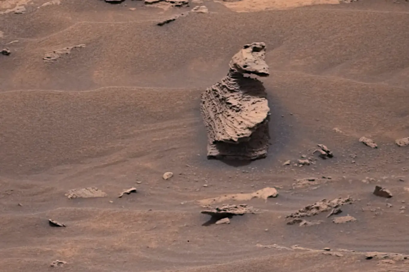 ROver Curiosty nalezl na Marsu formaci podobnou kachně