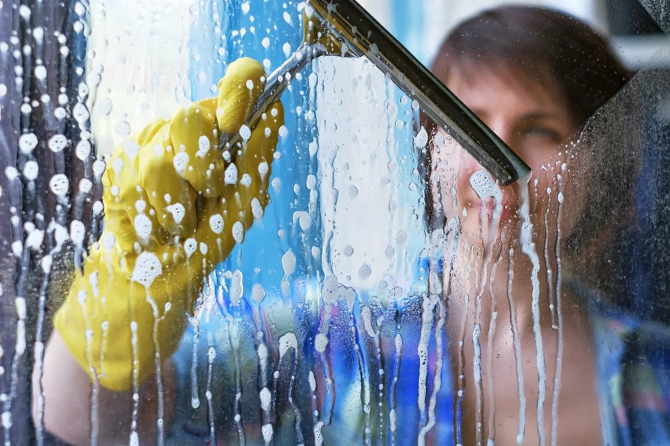 Za vhodné podmínky k mytí oken je považováno polojasno a teplota nad 5 °C.
