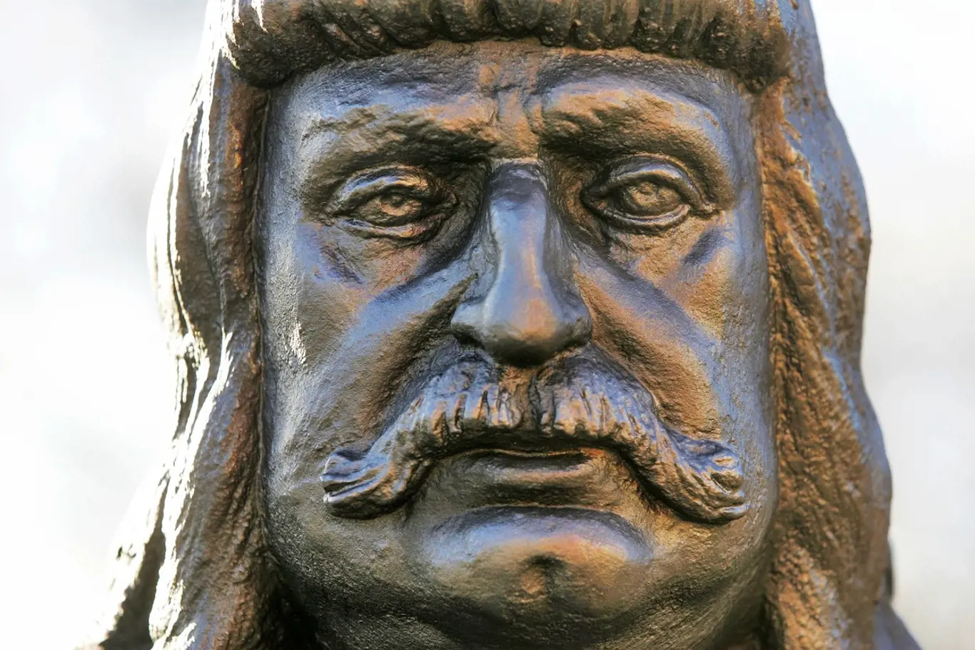 Moderní litinová socha Jiřího z Poděbrad v Toužimi