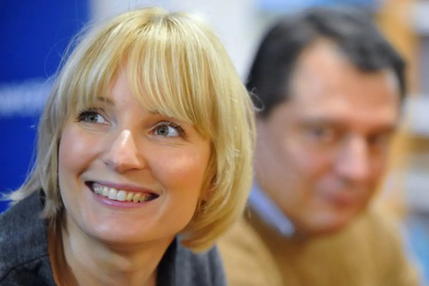Petra Paroubková v pozadí se svým manželem (2011)