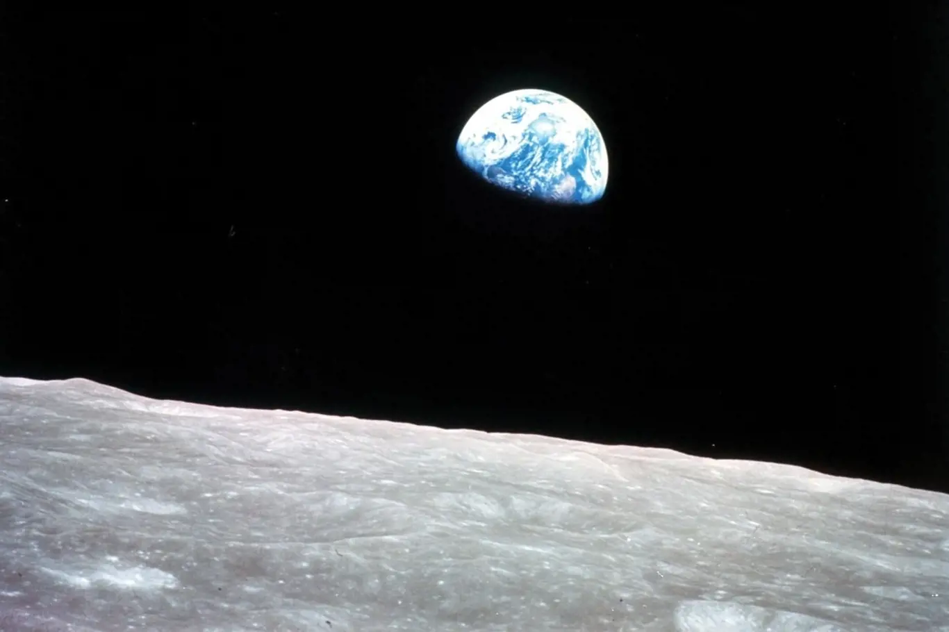 Fotografie Měsíce a Země pořízená z lodi Apollo 8