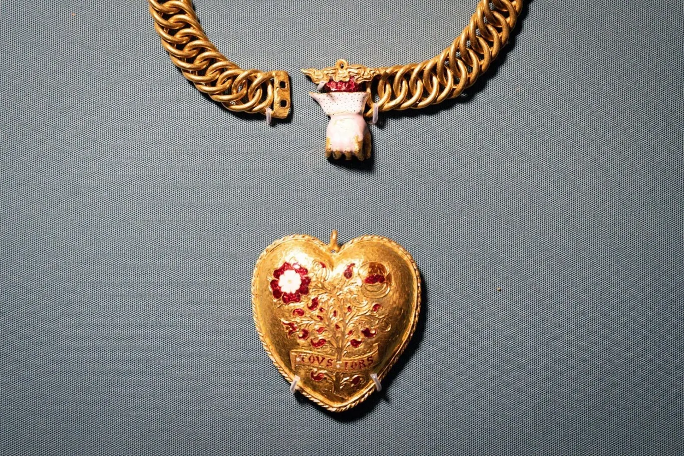 Přívěsek ve tvaru srdce z dob krále Jindřicha VIII. a Kateřiny Aragonské. 