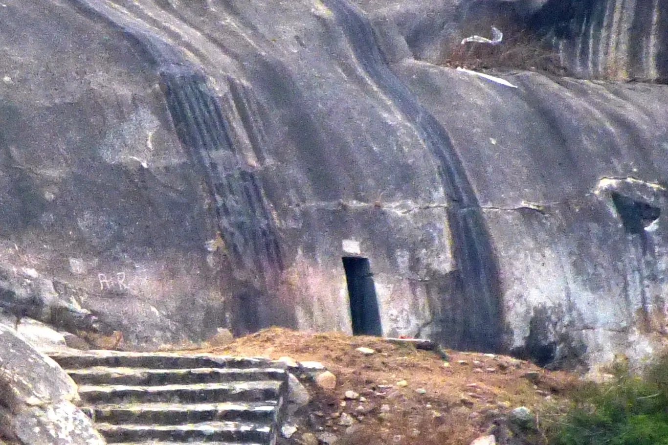Jedna z jeskyní v Barabaru