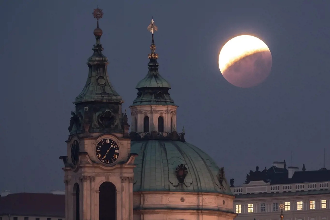Zatmění Měsíce pozorované z Prahy 21. ledna 2019