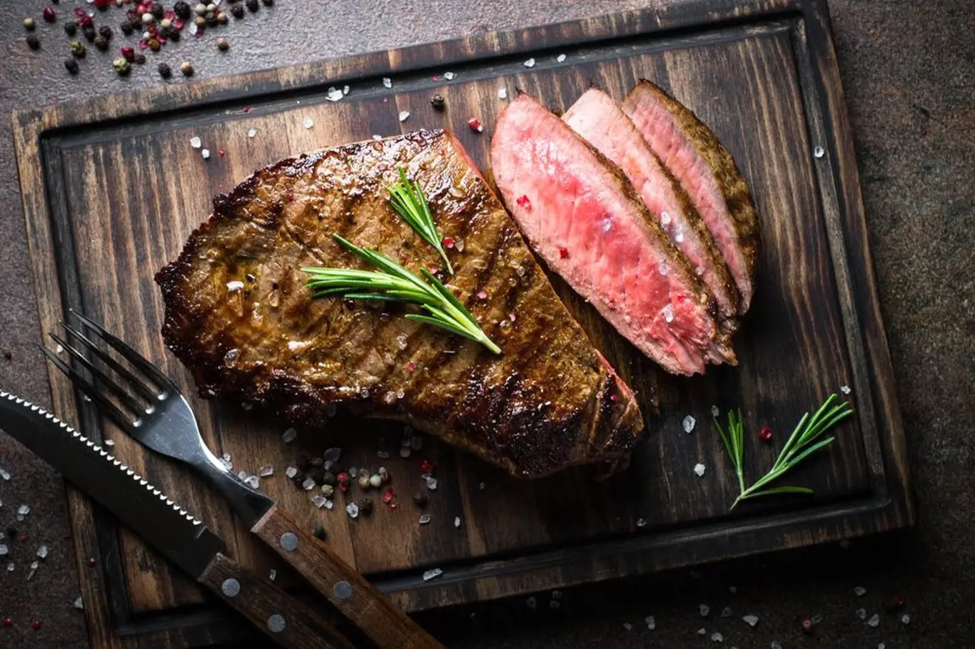 Steak by měl být uvnitř krásně šťavnatý.