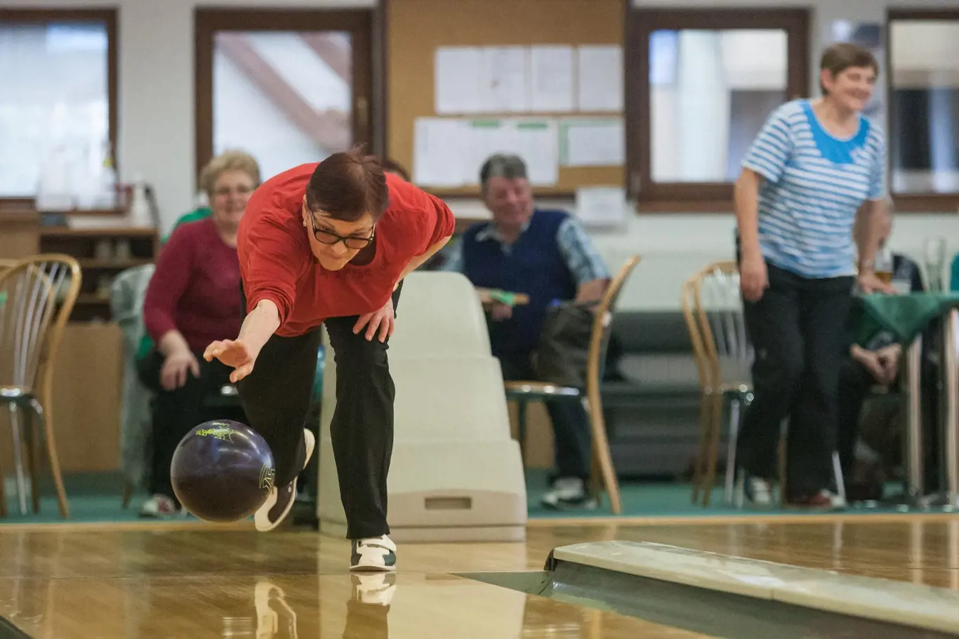 Novoměstští senioři měřili své síly na bowlingu.