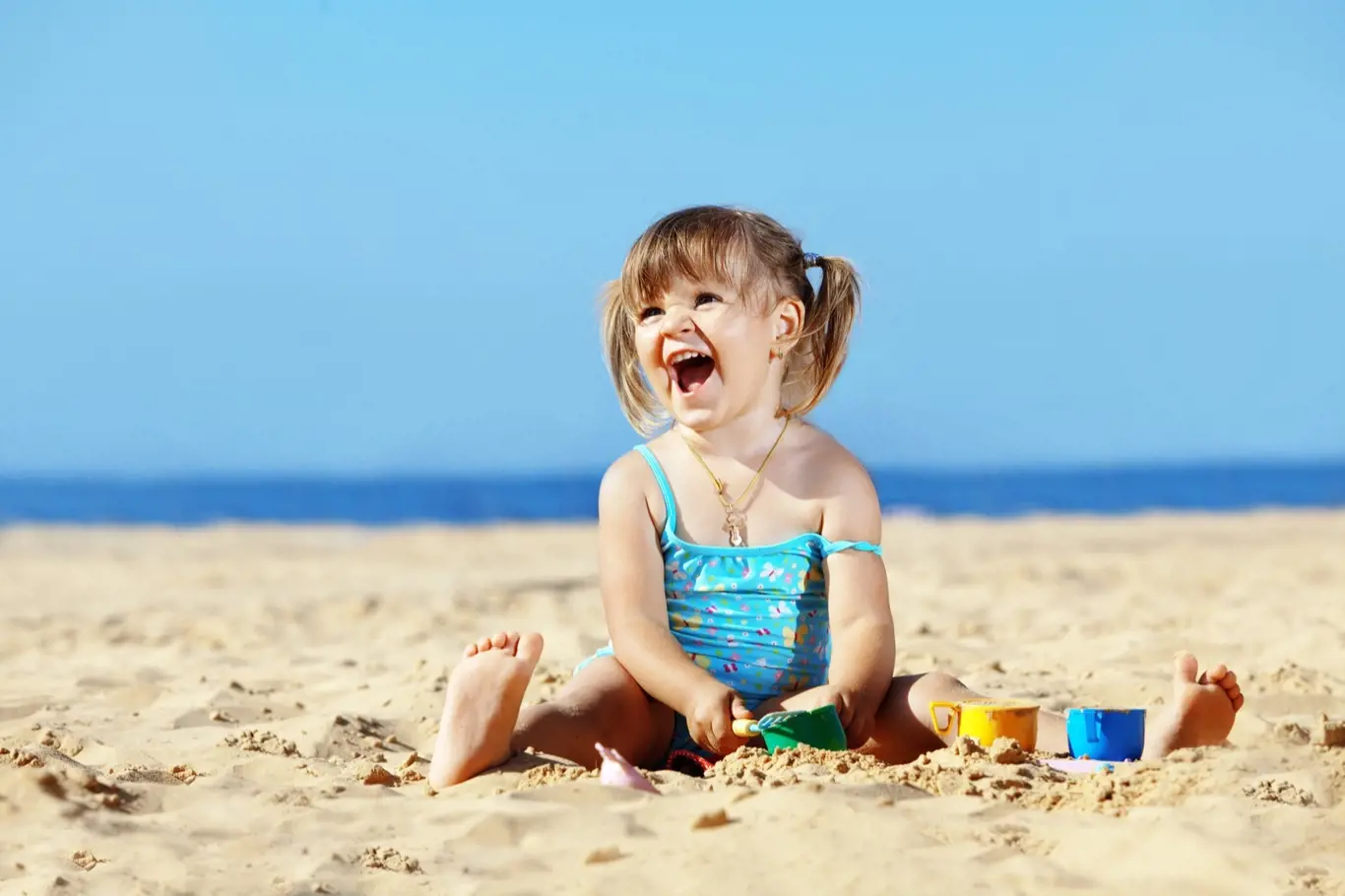 Dermatologové dětem doporučují speciální plážové oblečení, které dětskou kůži chrání proti škodlivým paprskům.