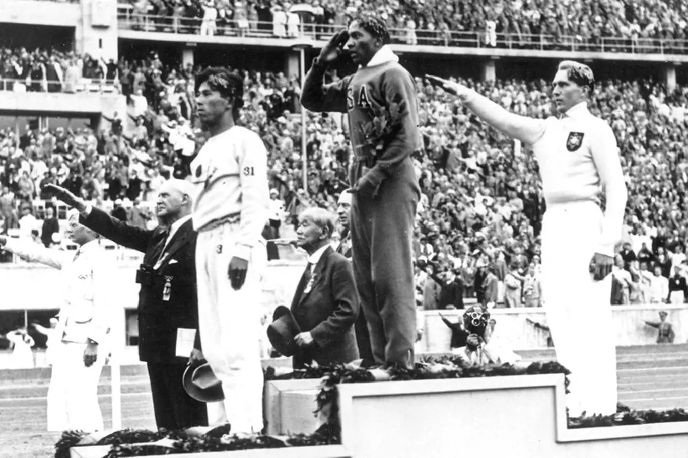 Vítězný americký atlet Jesse Owens