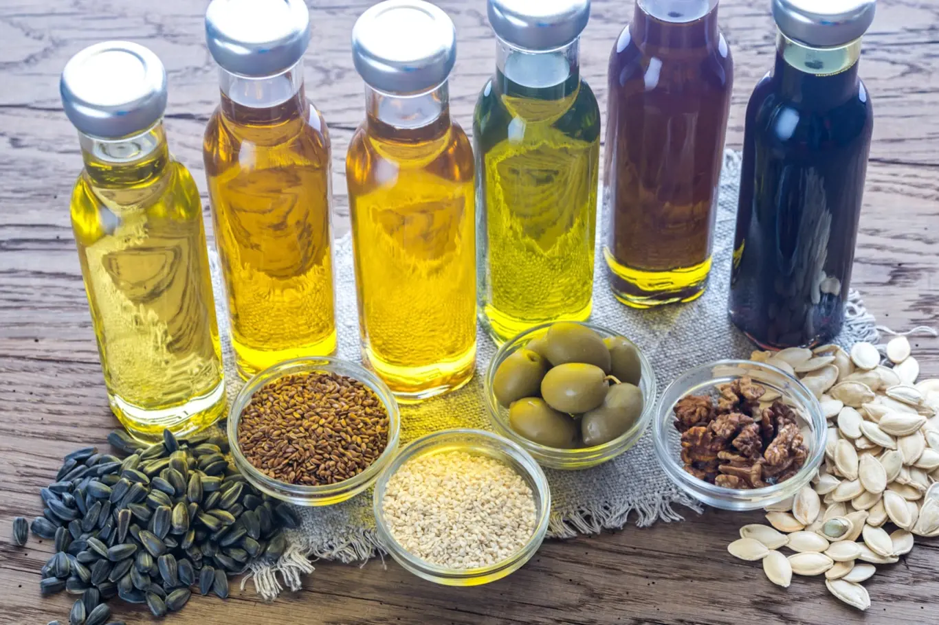 Olivový, sezamový, sójový, arašídový a mandlový olej jsou ideální do zdravé kuchyně. Ochrání vás před vysokým cholesterolem a dalšími civilizačními chorobami.