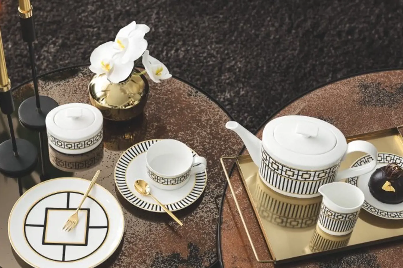 Kostní porcelán zdobený 20karátovým zlatem kolekce MetroChic značky Villeroy & Boch zaujme geometrickým dekorem.