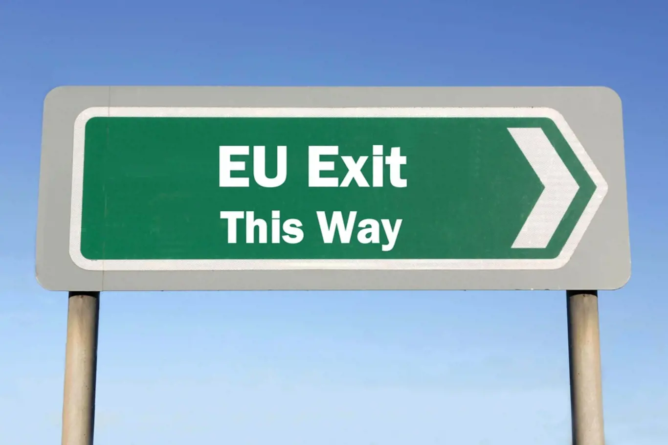 Ilustrační foto - Odchod z EU naznačený dopravní značkou EU exit