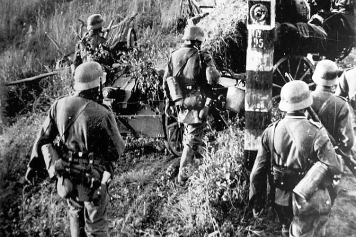 Německá vojska překračují německo-sovětskou hranici, operace Barbarossa začíná.