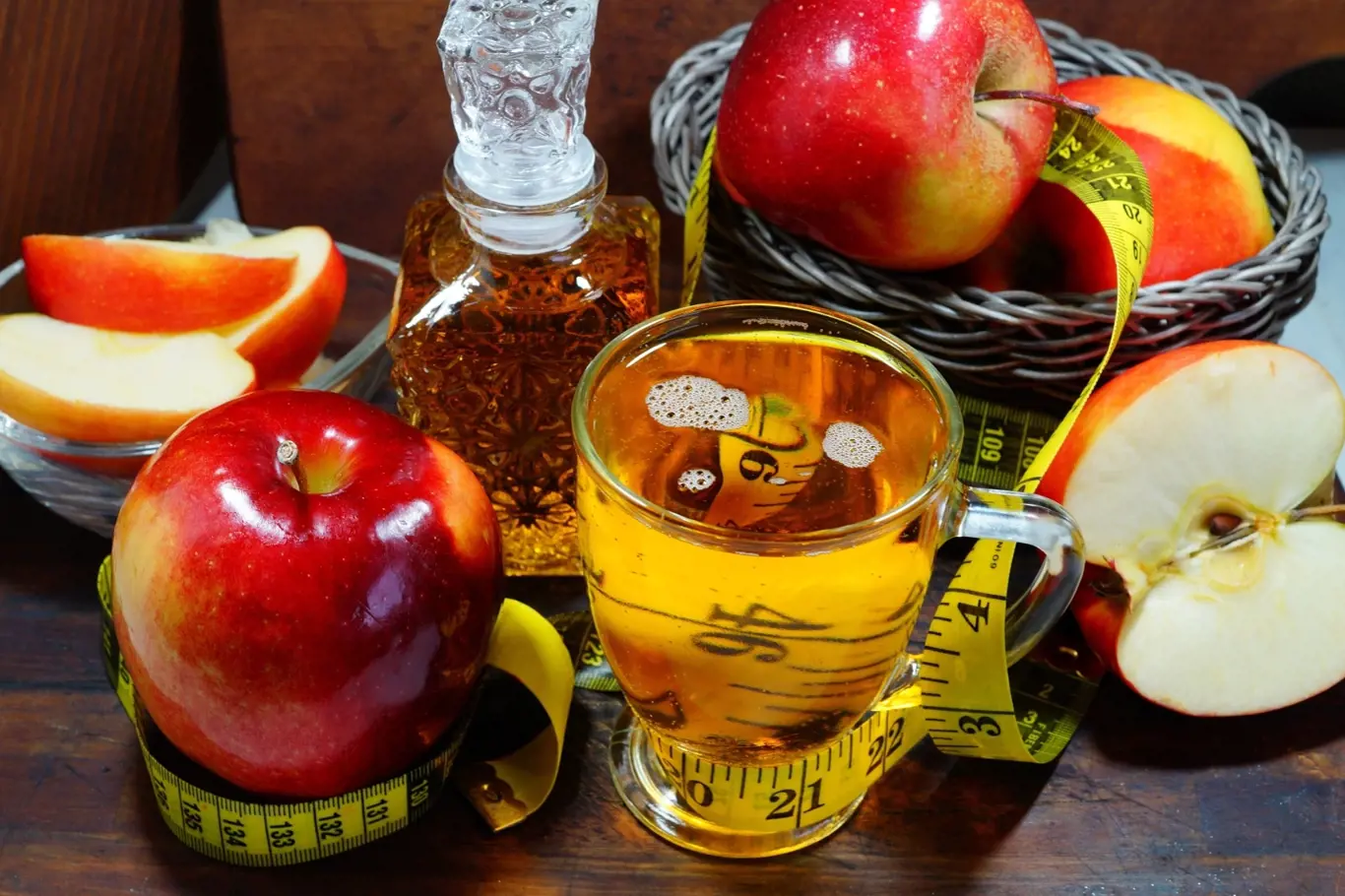 Jablečný ocet funguje nejen jako skvělá podpora hubnutí, ale je velmi užitečný také pro zdraví i pro krásu, a to díky jeho složení.