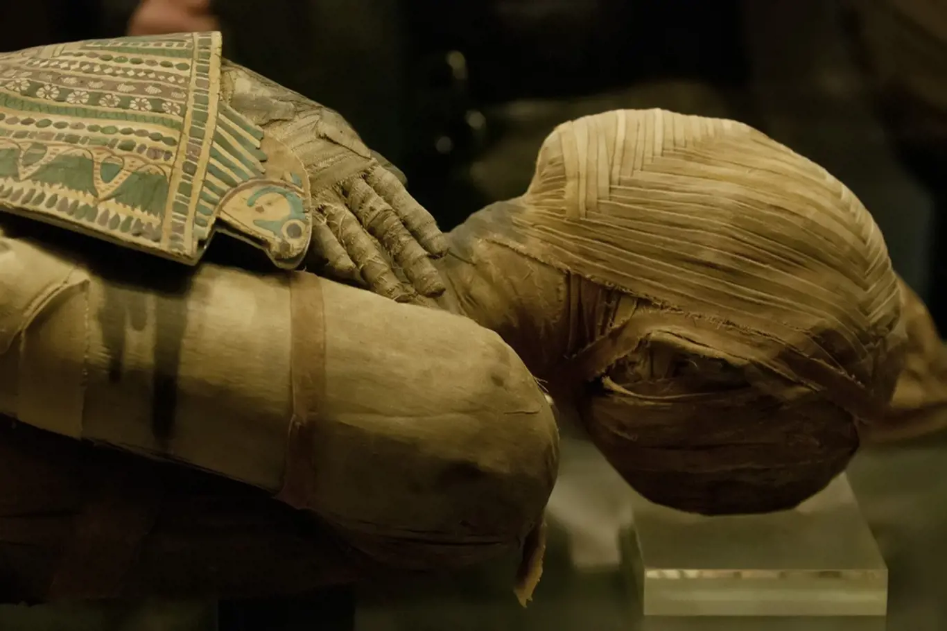 Zvrhlou zábavou viktoriánské Anglie bylo rozbalování mumií.