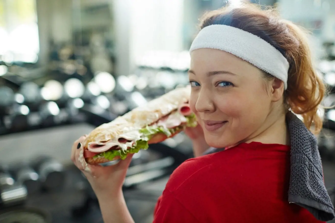 Cvičit v posilovně a přemýšlet o fast foodu kýžený efekt nepřinese