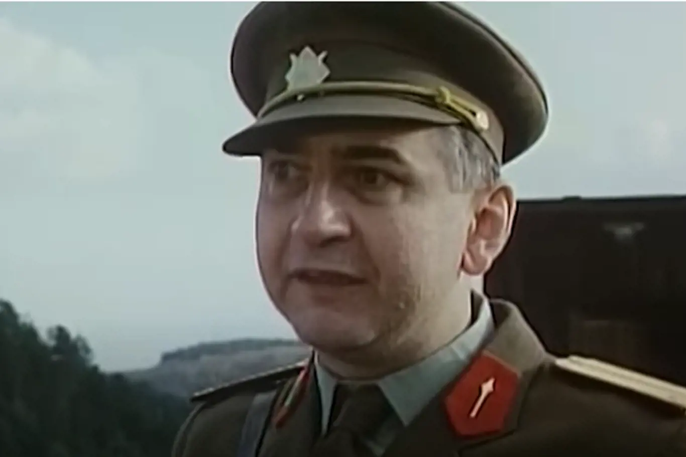 Miroslav Donutil jako poručík Troník, postava, kterou sám rozvedl filmu Černí baroni (1992)