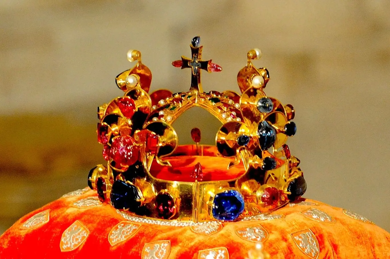 Svatováclavská koruna patří jen na hlavu právoplatných vládců.