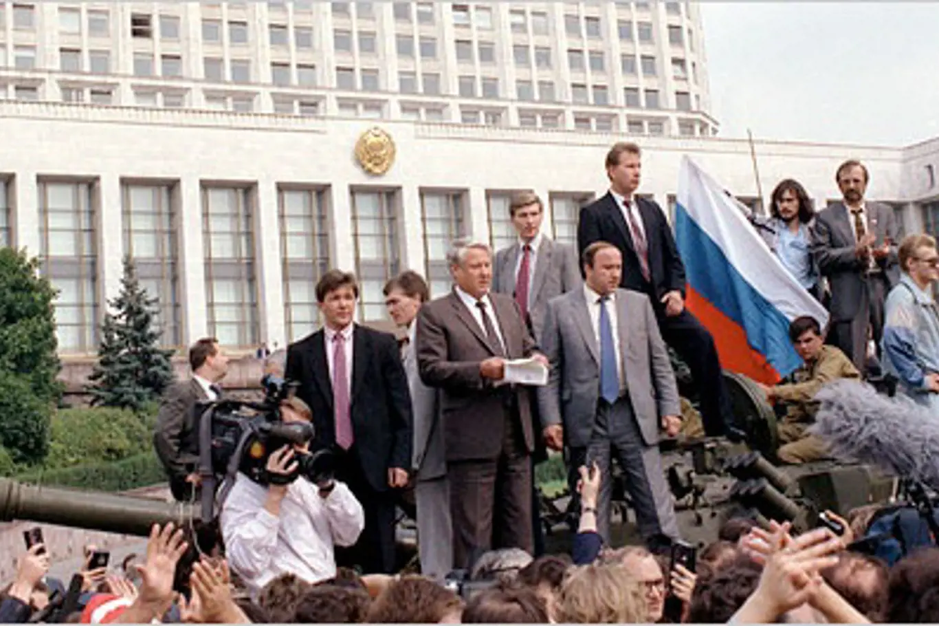 Hvězdná chvíle Borise Jelcina: ruský prezident 19. srpna 1991 před ruským parlamentem vyjádřil věrnost reformátorovi Gorbačovovi