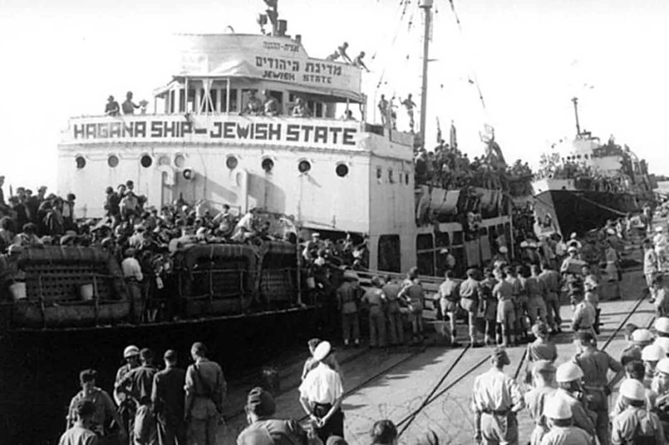 Loď židovské agentury Hagana přiváží v roce 1947 židovské osadníky do přístavu v Haifě. Foto: Wikimedia.org