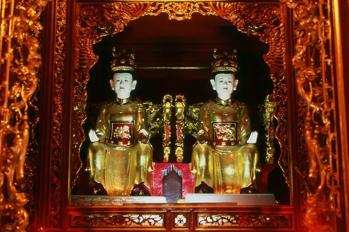 Sochy sester Trung ve vietnamském chrámu