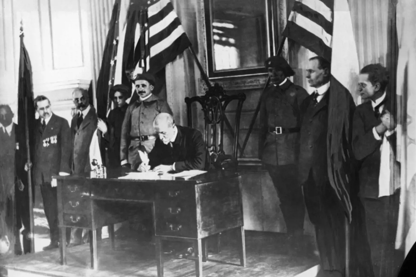 G.G.Masaryk podepisuje v americké Filadelfii 26. října 1918 deklaraci o svobodě a principech spolupráce