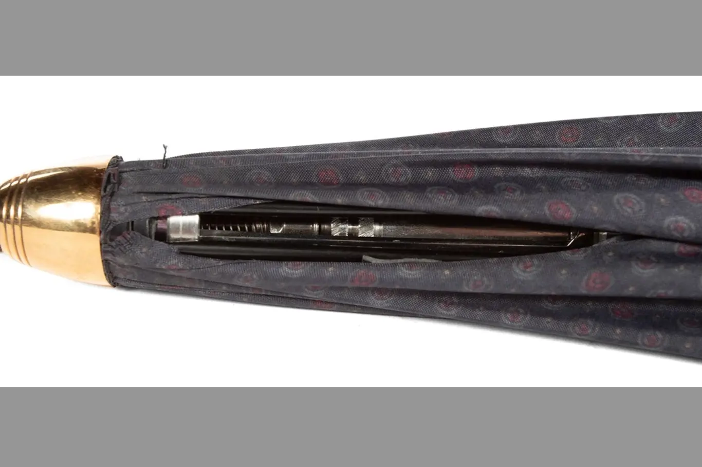 Deštník byl údajně používán ve spojení s atentátnicí, tedy většinou ženou, i když to není výlučné, která přistupovala k cíli a iniciovala polibek na tvář.
