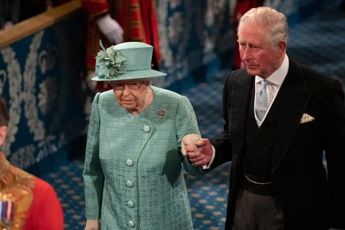 Královna Alžběta při výchově syna prý neprojevovala téměř žádné emoce. 