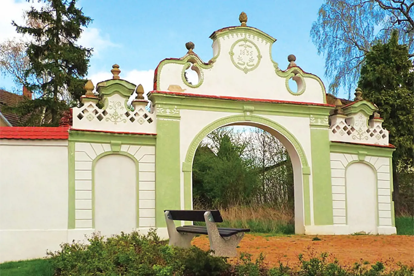 V obci Boreč zbyla z několika barokních a klasicistních bran jediná