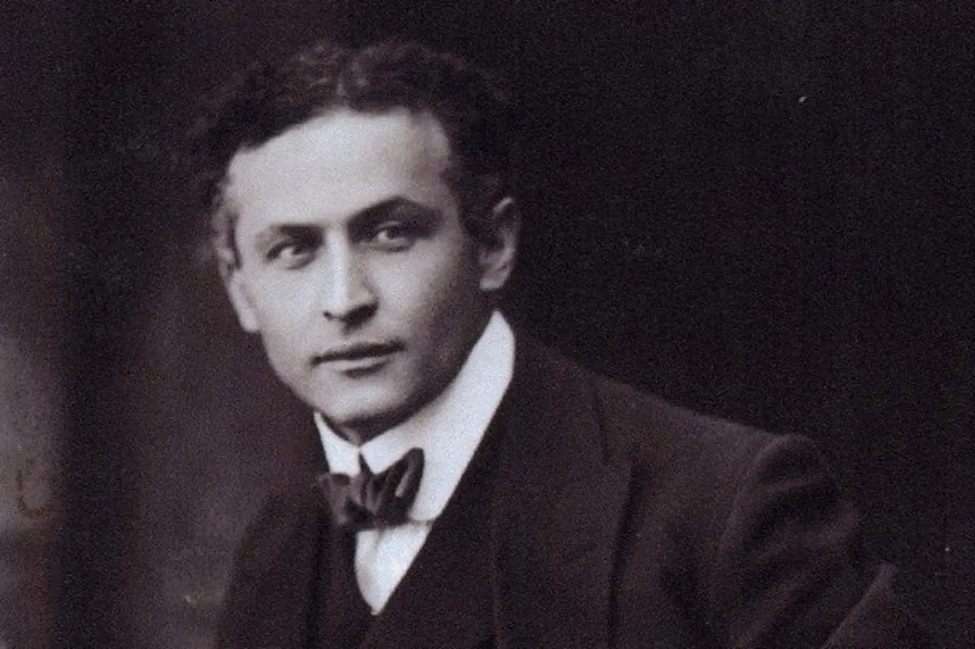 Harry Houdini, se jmenoval Ehrich Weiss, ale pod tímhle jménem ho nikdo nezná