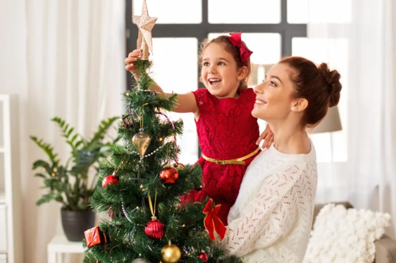 Špička vánočního stromečku se tradičně zdobí hvězdou.