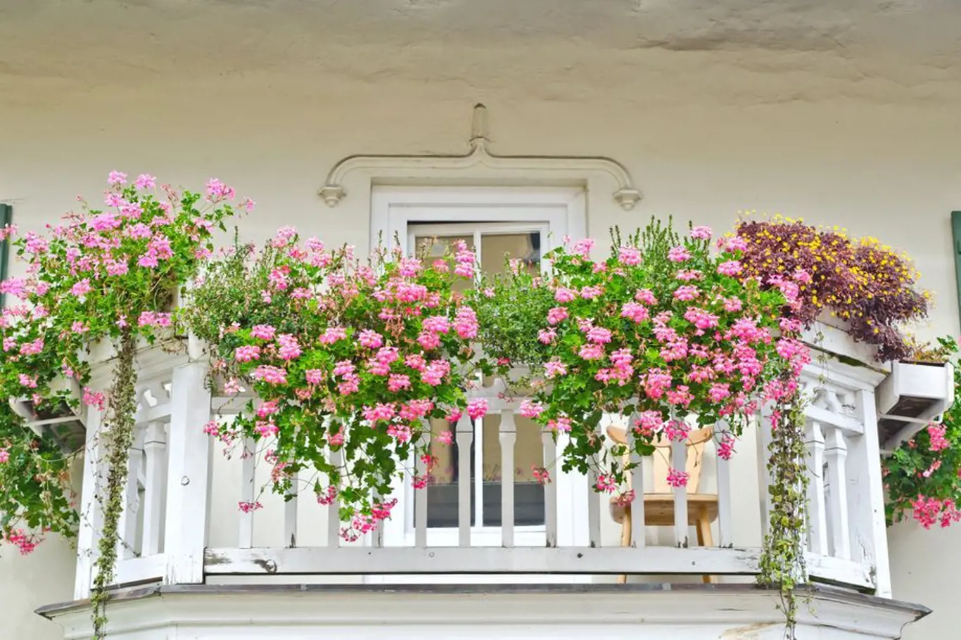 Květinové truhlíky promění balkón v kouzelné místo