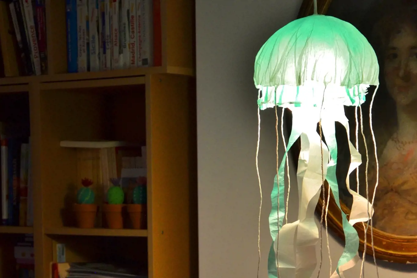 Papírová medúza jako originální lampa a dekorace