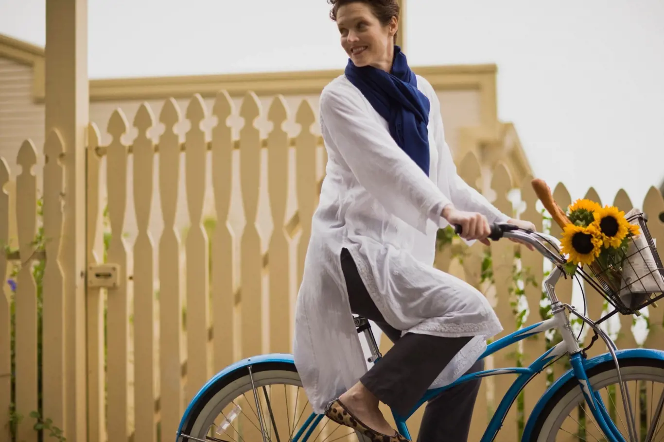 Žena na pomalé projížďce na kole.