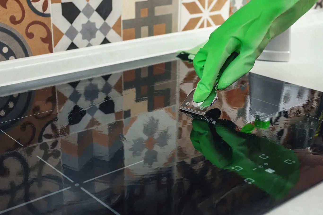 Škrabka je ideálním nástrojem k čištění sklokeramické varné desky.
